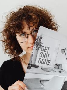 Όπως κάθε χρόνο, λίγο πριν την Πρωτοχρονιά, δίνουμε στον εαυτό μας υποσχέσεις και ελπίζουμε να τις τηρήσουμε. Παρακάτω θα βρείτε 100+1 υποσχέσεις για να σας βοηθήσουν να τηρήσετε έστω και μία. 