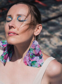 Μοντέλα με ρούχα και αξεσουάρ της συλλογής Feelings του brand m.k.e textiles