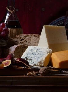 Τυριά και κρασί σε πλατό