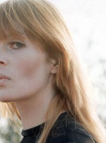 Η υπνωτική φωνή της Nico