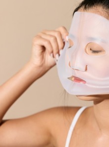 κοπέλα που βάζει μάσκα