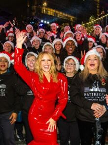 Η Κάιλι Μινόγκ έκανε έκπληξη στο Battersea Power Station του Λονδίνου - Άναψε τα χριστουγεννιάτικα φώτα και παρουσίασε νέο της single από το «Kylie Christmas»