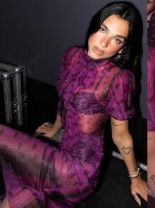 H Dua Lipa με See through φούστα