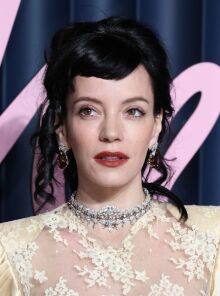 Λίλι Άλεν: Η τραγουδίστρια κυκλοφορεί USB σε σχήμα «παιχνιδιού» ως αναφορά στους στίχους του νέου της άλμπουμ West End Girl - Οι αντιδράσεις των θαυμαστών