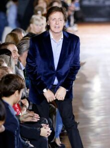 Ο Πολ ΜακΚάρτνεϊ και Βρετανοί βουλευτές καλούν την ΕΕ να μην απαγορεύσει όρους «μπέργκερ» και «λουκάνικο» για φυτικά προϊόντα, τονίζοντας το κλιματικό όφελος.