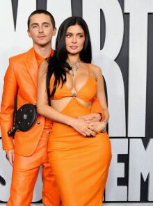 Η Κάιλι Τζένερ και ο Τιμοτέ Σαλαμέ εμφανίστηκαν στην πρεμιέρα του Marty Supreme με πορτοκαλί δερμάτινα σύνολα - Πώς συνδέεται το look με την ταινία.