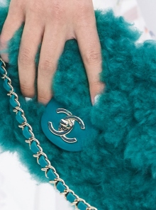 Πού θα επιδιορθώσεις την επώνυμη (και πανάκριβη) τσάντα σου αντί να την πετάξεις;