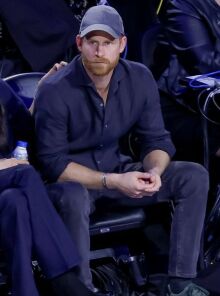 Ο πρίγκιπας Χάρι και η Μέγκαν Μαρκλ έκλεψαν την παράσταση στο NBA All-Star Game, σε μια εμφάνιση γεμάτη λάμψη δίπλα σε πλήθος διασήμων στο Λος Άντζελες.