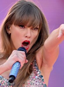 Η Τέιλορ Σουίφτ ανακηρύχθηκε κορυφαία καλλιτέχνις παγκοσμίως για το 2025 από την IFPI, καταρρίπτοντας κάθε ρεκόρ πωλήσεων για έκτη φορά στην καριέρα της.