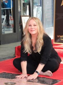 Η Κριστίνα Άπλγκεϊτ αποκαλύπτει ότι η σκλήρυνση κατά πλάκας την κρατά κυρίως στο κρεβάτι - Ο καθημερινός αγώνας με τον πόνο ο αντίκτυπος στην ψυχική της υγεία.