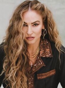 Ντρέα ντε Ματέο: Η σταρ του Sopranos στράφηκε στο OnlyFans για να σώσει το σπίτι της, κερδίζοντας 75.000 δολάρια σε 75 λεπτά, με τα παιδιά της να τη στηρίζουν.