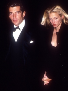 Οργή για τη σειρά που αναβιώνει την ερωτική σχέση του Κένεντι Τζούνιορ με την Καρολίν Μπεαέτ