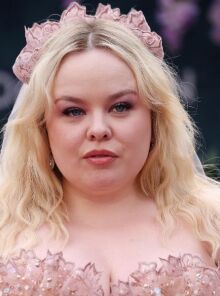 Η ηθοποιός της σειράς Bridgerton Νίκολα Κόχλαν δηλώνει ότι δεν θέλει να θεωρείται σύμβολο body positivity και ζητά να σταματήσουν τα σχόλια για το σώμα της.