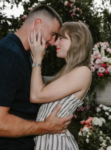 H Τέιλορ Σουίφτ και ο Τράβις Κέλσι την ημέρα του αρραβώνα τους 