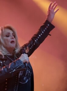 Η Μπόνι Τάιλερ μεταφέρθηκε εσπευσμένα σε νοσοκομείο και υποβλήθηκε σε επείγουσα χειρουργική επέμβαση