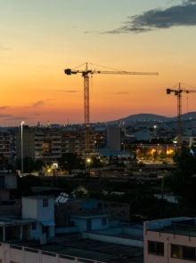 Ο Λάζαρος Γραικός περιπλανιέται στη Θεσσαλονίκη προχωρημένα μεσάνυχτα και αφουγκράζεται τη ζωή, τους ήχους, τα φώτα της πόλης