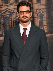 Θίο Τζέιμς στην πρεμιέρα του The Gentlemen 