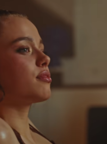 Εντυπωσιακή η ομοιότητα της Σιλό Τζολί με την Αντζελίνα - Έκανε ντεμπούτο σε K-pop βίντεο