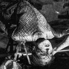 «Η Αλίκη στη χώρα των θαυμάτων» στο θέατρο Ροές