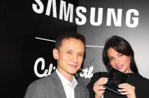 Ο Πρόεδρος της Samsung Electronics Hellas, Byung Moo (Theofilos) Shin με τη σχεδιάστρια Σίλια Κριθαριώτη.