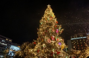 Γιορτινή Αθήνα: Φωταγωγήθηκε το εντυπωσιακό χριστουγεννιάτικο δέντρο στο Σύνταγμα (εικόνες)