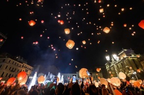 Δήμος Αθηναίων: 1.500 φαναράκια στον ουρανό της πρωτεύουσας στη Νύχτα των Ευχών