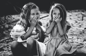 Σύνδρομο της Μεγαλύτερης Κόρης: Γιατί γκρινιάζουν τα κορίτσια στα social media υπό το hashtag #EldestDaughterSyndrome. 