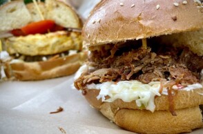 Ozi Donga - Ο Τρελός Αυστραλός: Μια κοσμοπολίτικη καντίνα στη Θεσσαλονίκη με άποψη, καπνιστά κρέατα, τεράστια μπέργκερ, μοναδικές γεύσεις.