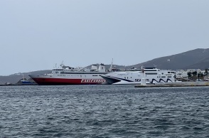 Σύγκρουση πλοίων στο λιμάνι της Τήνου