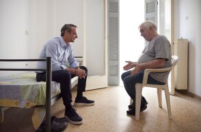 O Kυριάκος Μητσοτάκης με τον κύριο Κώστα στο σπίτι του