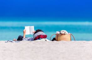 Βιβλιοπαρουσιάσεις: Ξεφυλλίζουμε 15 δοκίμια, non fiction και επιστημονικά βιβλία και προτείνουμε ιδέες και τίτλους για το καλοκαίρι