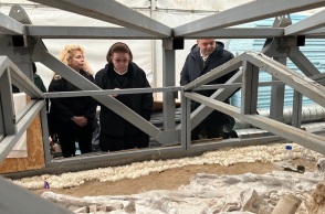 Αυτοψία της Υπουργού Πολιτισμού Λίνας Μενδώνη στους «Δεσμώτες του Φαλήρου»