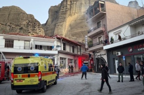 Φωτιά σε ξενοδοχείο στην Καλαμπάκα - Επιχείρηση απεγκλωβισμού ενοίκων 