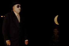 Ο Μάρτιν Ζακς μπροστά στο Φεγγάρι του Παύλου Βασιλειάδη