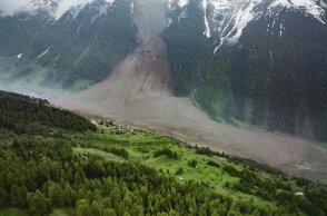 Θάφτηκε χωριό στην Ελβετία μετά από αποκόλληση παγετώνα -Εικόνα που κόβει την ανάσα