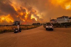  Μεγάλη πυρκαγιά απειλεί σπίτια και μια βιομηχανική ζώνη στην περιοχή της Σμύρνης