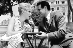 Σκηνή από την ταινία Ατσίδας: Η Ζωή Λάσκαρη και ο Στέφανος Στρατηγός στην πλατεία Αριστοτέλους