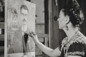 Η Φρίντα Κάλο ζωγραφίζει το «Πορτρέτο του πατέρα μου, Γκιγιέρμο Κάλο»