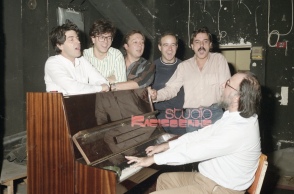 1987-1988, Θέατρο «Αλίκη»: Ο Σαββόπουλος συμμετέχει στο πρωτοποριακό έργο της Ελεύθερης Σκηνής «Χαμαλίκι στη χώρα των θαυμάτων» σε σκηνοθεσία Σταμάτη Φασουλή και κείμενα της Μαριανίνας Κριεζή.