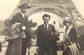 Ο Πολύκλειτος Ρέγκος, η σύζυγός του Γεωργία και ο ζωγράφος Αριστοτέλης Βασιλικιώτης κάτω από τον Πύργο του Άιφελ