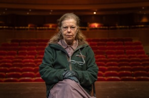 Η Ρούλα Πατεράκη ανεβάζει στο ΚΘΒΕ την παράσταση Sillilab: No difference between ho ho ho!!!