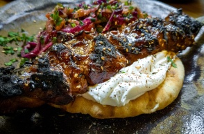 Poster: Δοκιμάσαμε τη νέα κουζίνα του εστιατορίου στον Φραγκομαχαλά, με σεφ τον Σωκράτη Μπεληγιάννη.