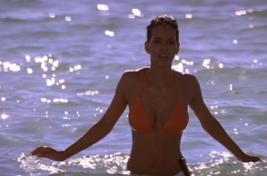 Η Χάλι Μπέρι αποκαλύπτει πού βρίσκεται σήμερα το εμβληματικό πορτοκαλί μπικίνι από το Τζέιμς Μποντ