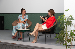 H Maggie Gyllenhaal και η Monika.