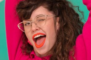 Η Νεφέλη Μεγκ σχολιάζει την επικαιρότητα σε πρώτο και τελευταίο βαθμό στο podcast «Μπούκλα 99»