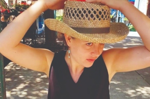 Η illustrator Jenny Kroik.