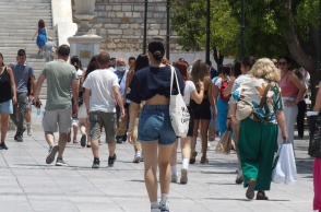 Πολίτες περπατούν στην Αττική και συγκεκριμένα στην πλατεία Συντάγματος