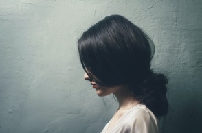 Γυναίκα με λευκό νυχτικό ποζάρει προφίλ χωρίς να διακρίνονται τα χαρακτηριστικά του προσώπου της