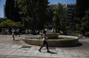 Γυναίκα με μάσκα στο κέντρο της Αθήνας