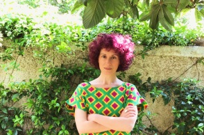 Συνέντευξη: Η συγγραφέας και μεταφράστρια Μαρία Φακίνου μιλάει για το νέο της βιβλίο «Κλίμακα Μπόγκαρτ»